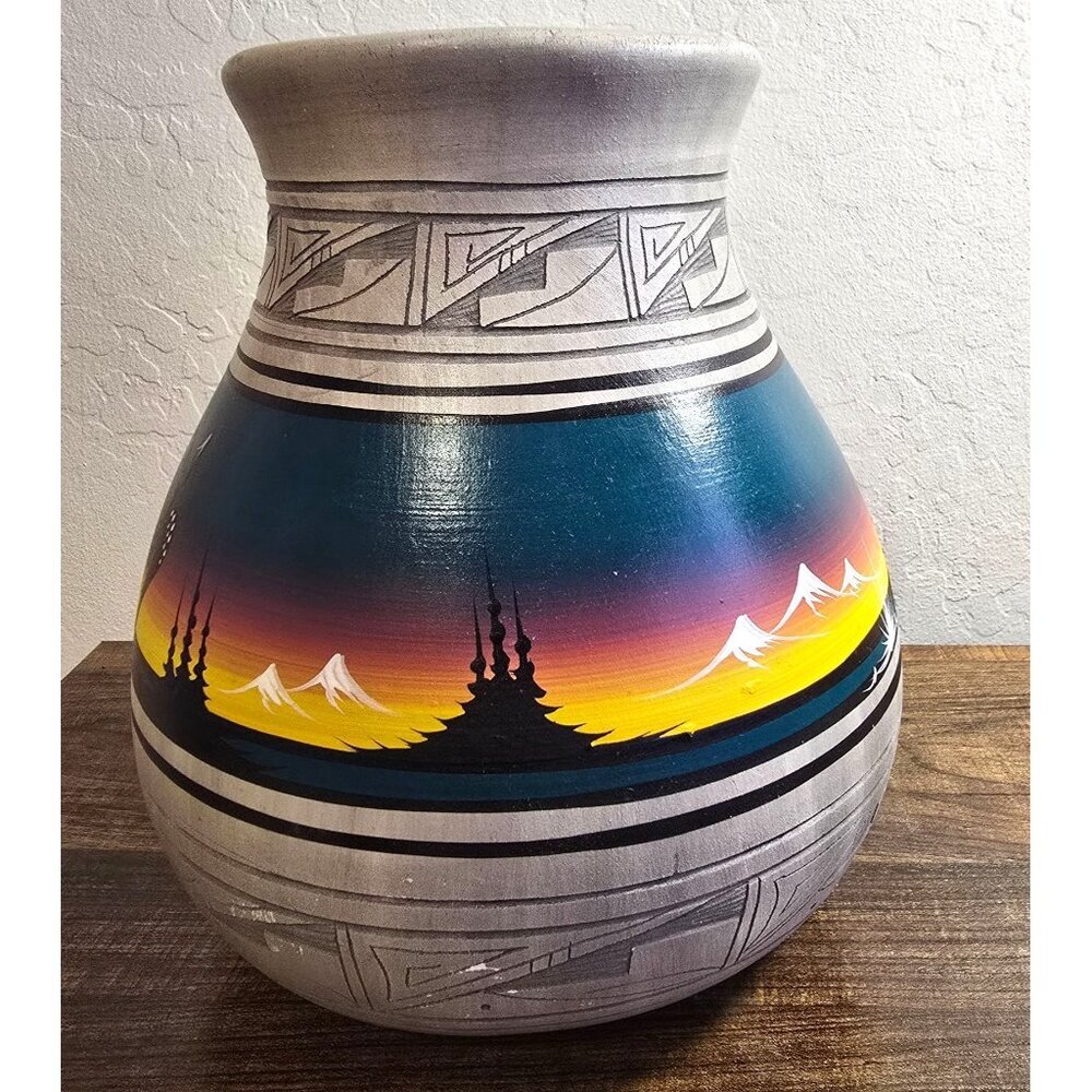 Dineh Navajo Native American Etched Ceramic Vase 9.5x8" Sunset Mountains Signed - Picture 3 of 15